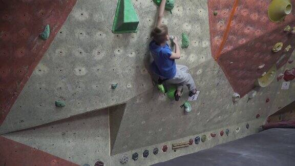 孩子们在攀岩馆里训练