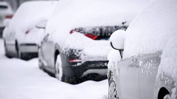 下雪时汽车被雪覆盖