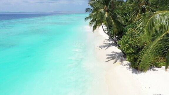 马尔代夫海洋中的热带海滩