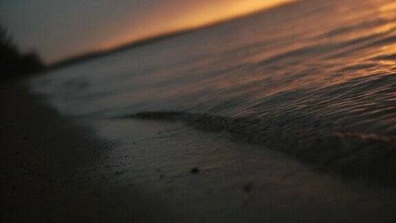 夕阳下的海浪拍打着海滩