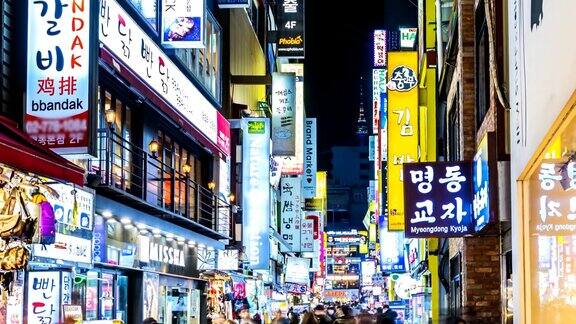 明洞市场的时光流逝韩国首尔人们晚上走在购物街上