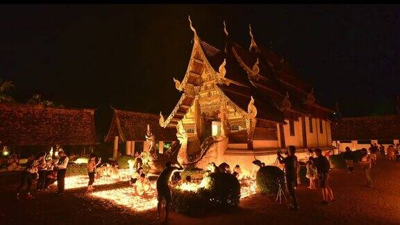 泰国清迈2017年5月:维萨卡布茶日人们在通昆寺点燃蜡烛祈祷噪音和高ISO剪辑