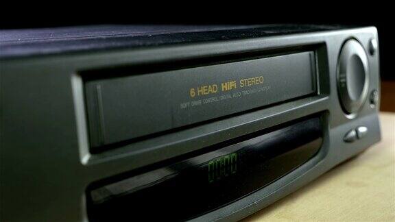 插入VHS磁带到VCR播放机