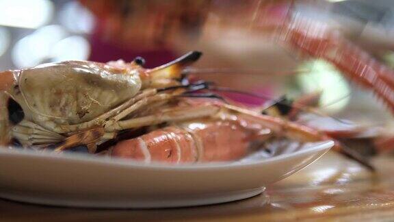 烤河虾准备吃在桌上