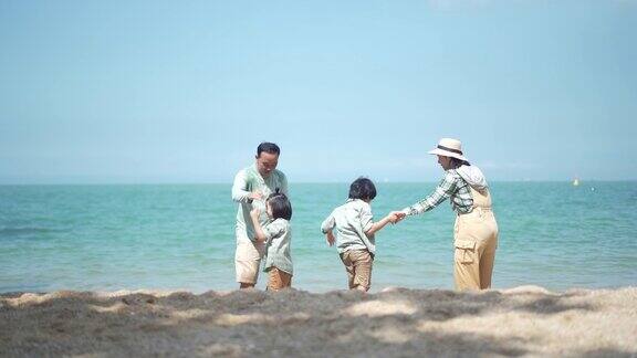 4K幸福家庭牵着手在夏天的一天跑到海边