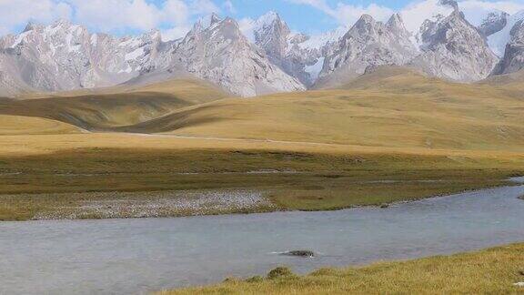 吉尔吉斯斯坦的多彩山谷和冰川河流的风景