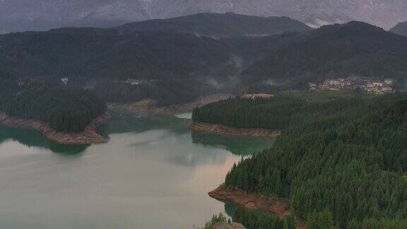 湖的后面是一座巨大的桌山