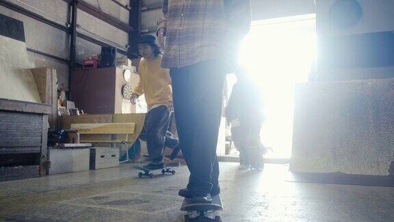 年轻的日本滑板爱好者进入滑板公园(慢镜头)