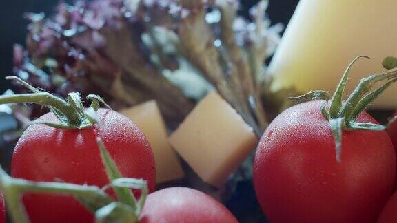 沙拉西红柿和帕尔玛干酪在深色的背景上