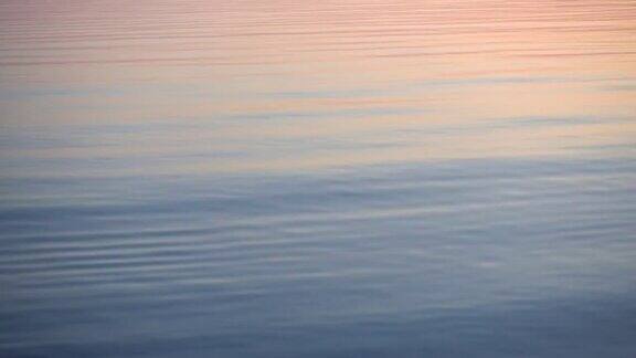 壮丽的落日映照在平静的水面上