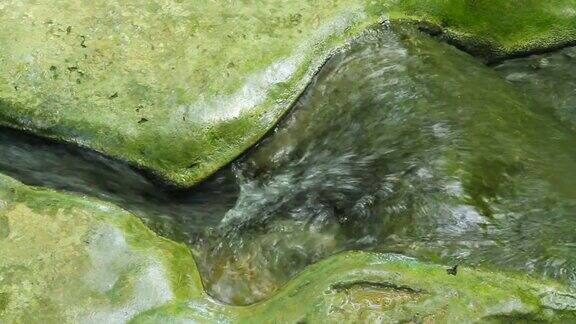 水从岩石中流过