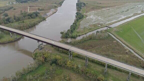 冬天在路易斯安那州阿布维尔附近的Vermillion河和JeanLafitte风景小径附近的稻田无人机视频与复杂的电影下降轨道和向前摄像机运动
