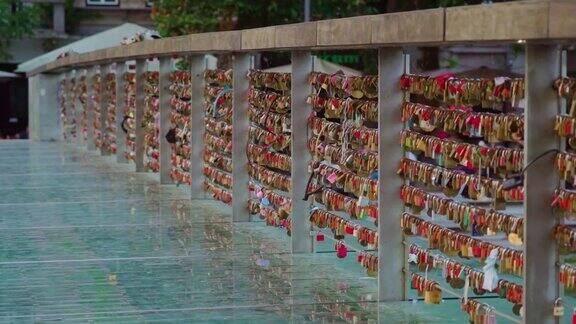 斯洛文尼亚首都爱情锁在玻璃桥的栏杆上