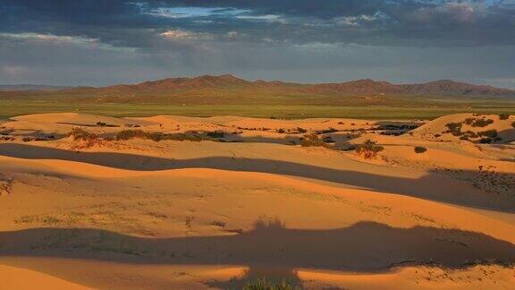 蒙古日出时沙漠中的沙丘