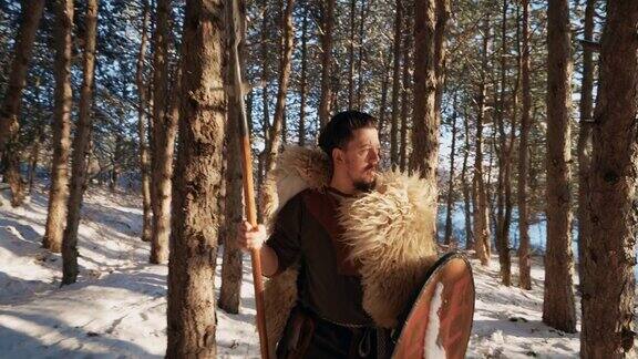 强壮勇敢的中世纪成年武士在森林里