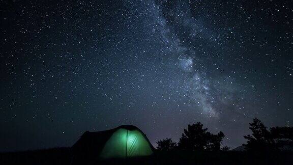 晚上在帐篷上方旋转的星星时间流逝