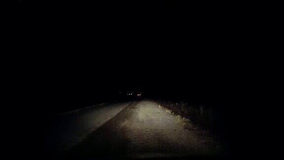 在漆黑的乡村路上汽车被困在路边在乡村公路上等待过路车辆的司机视角