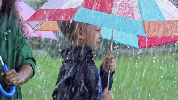 狂喜的孩子们享受雨天