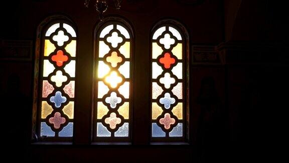 透过教堂彩色玻璃窗的阳光