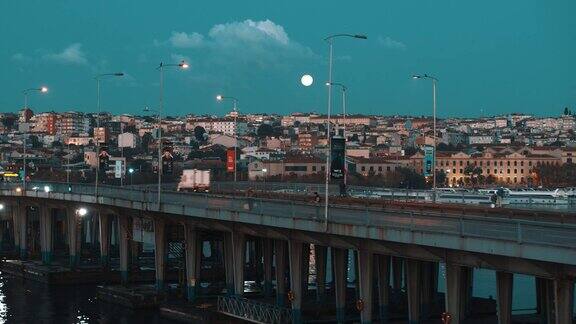 伊斯坦布尔金角的满月和渔民