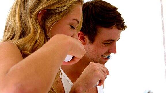 一对夫妇用电子牙刷刷牙