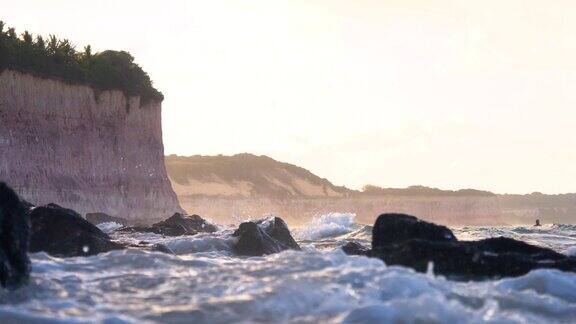 北河北岸的彼帕海海浪拍打岩石特写