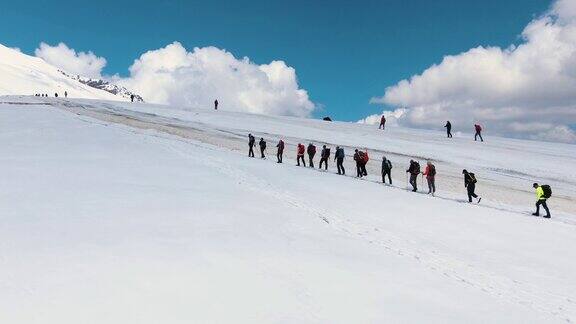 一群人沿着路爬上厄尔布鲁斯雪山