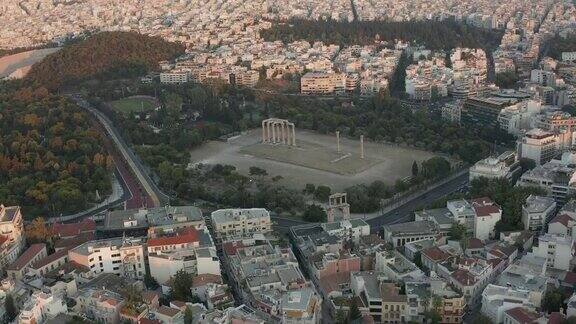 鸟瞰图的奥林匹亚宙斯神庙在雅典希腊在黄金时间日落光