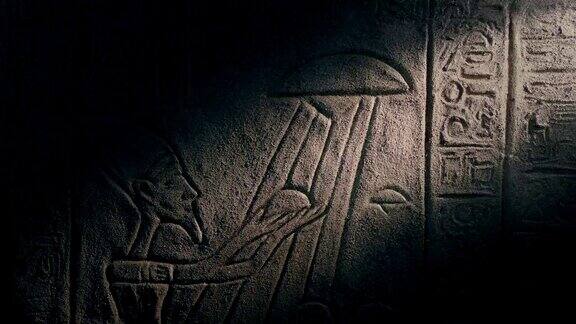 墙上的光轴艺术展示UFO和埃及人