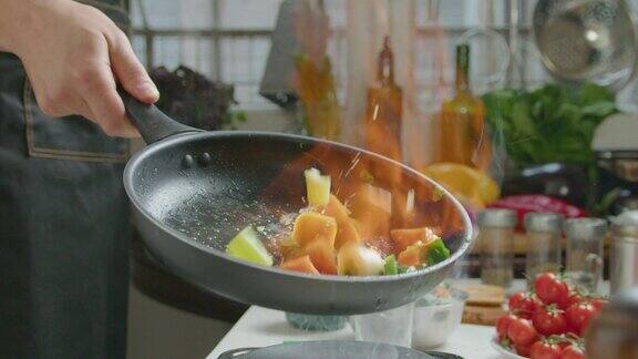 厨师烹饪火焰蔬菜