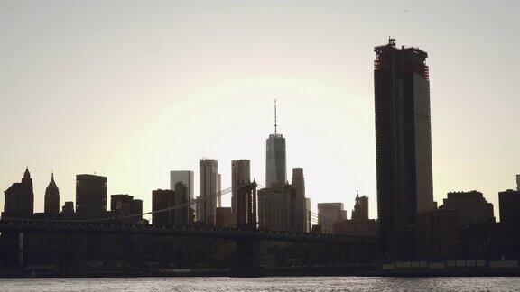 从东河拍摄的日落美国纽约曼哈顿下城和布鲁克林大桥