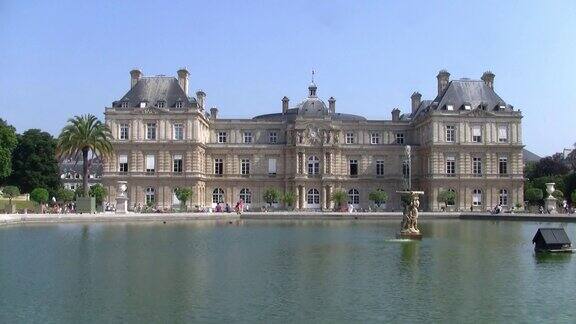 法国巴黎的卢森堡宫和喷泉