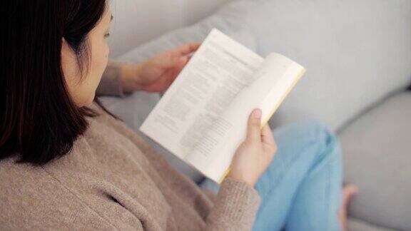 女人在家里放松的时候看书