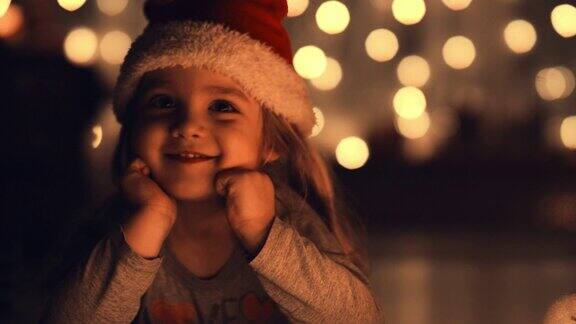 可爱的小女孩幻想着圣诞节