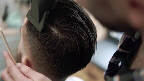 近距离看男人的发型和理发在理发店或发廊使用剪刀和吹风机梳理头发理发店
