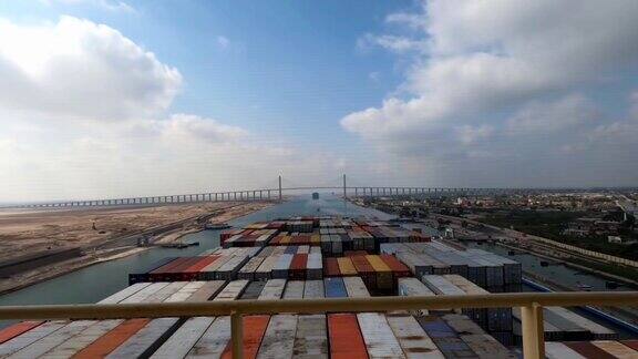 通过苏伊士运河的集装箱货船观点