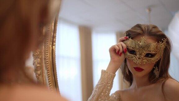 女孩在她的脸上戴上面具准备化妆舞会