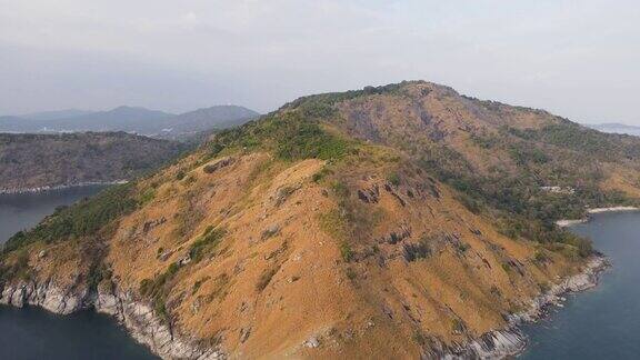 4k鸟瞰图无人机拍摄的美丽的山和热带海洋在夏季普吉岛LaemKrating泰国股票视频位置