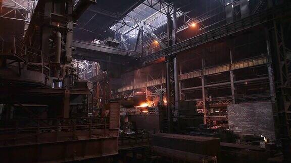 在钢铁厂熔化金属制造金属管的工厂