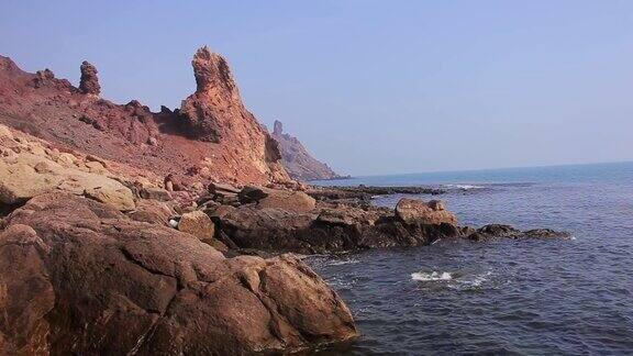 美丽的波斯湾与彩色沙漠岩石山脉霍尔木兹海峡岛伊朗