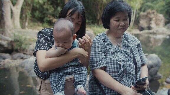 快乐的亚洲家庭在瀑布旅游