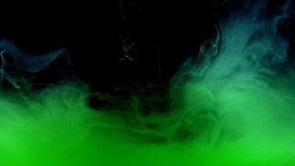 绿色墨水在水中创造液体艺术形状