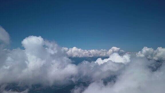 从云层中飞越高山景观