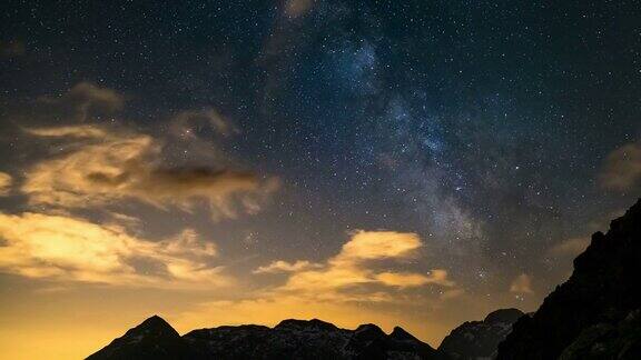 阿尔卑斯山上繁星点点的银河时光流逝