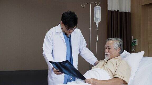 医生正在为医院里的那位老人提供咨询服务介绍癌症治疗、肺病和身体健康的x光清洁诊所预防细菌和冠状病毒