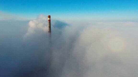 鸟瞰图在雾中飞翔在雾中飞翔航空摄影机镜头飞越云层向着太阳多雾的天气从上面看