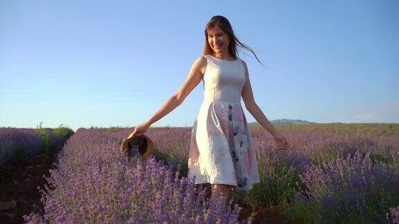 年轻女子在薰衣草田享受大自然