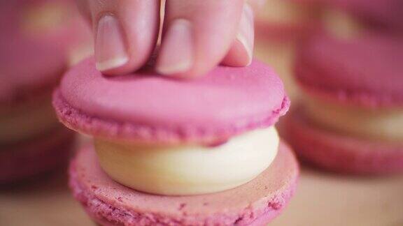 在粉色背景下做漂亮的粉色杏仁饼干