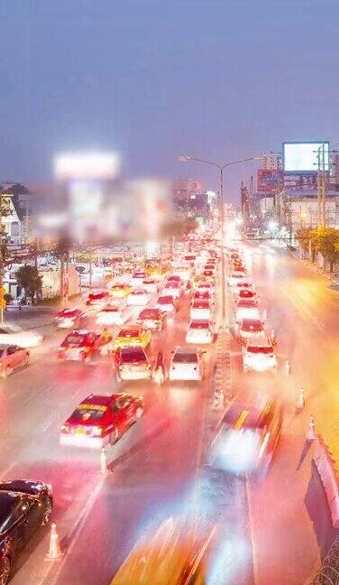 垂直录像曼谷夜间交通的延时录像