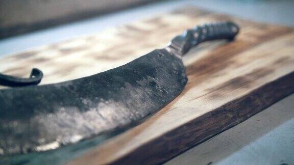 一个铁匠的工作后的铁块躺在一块木板上